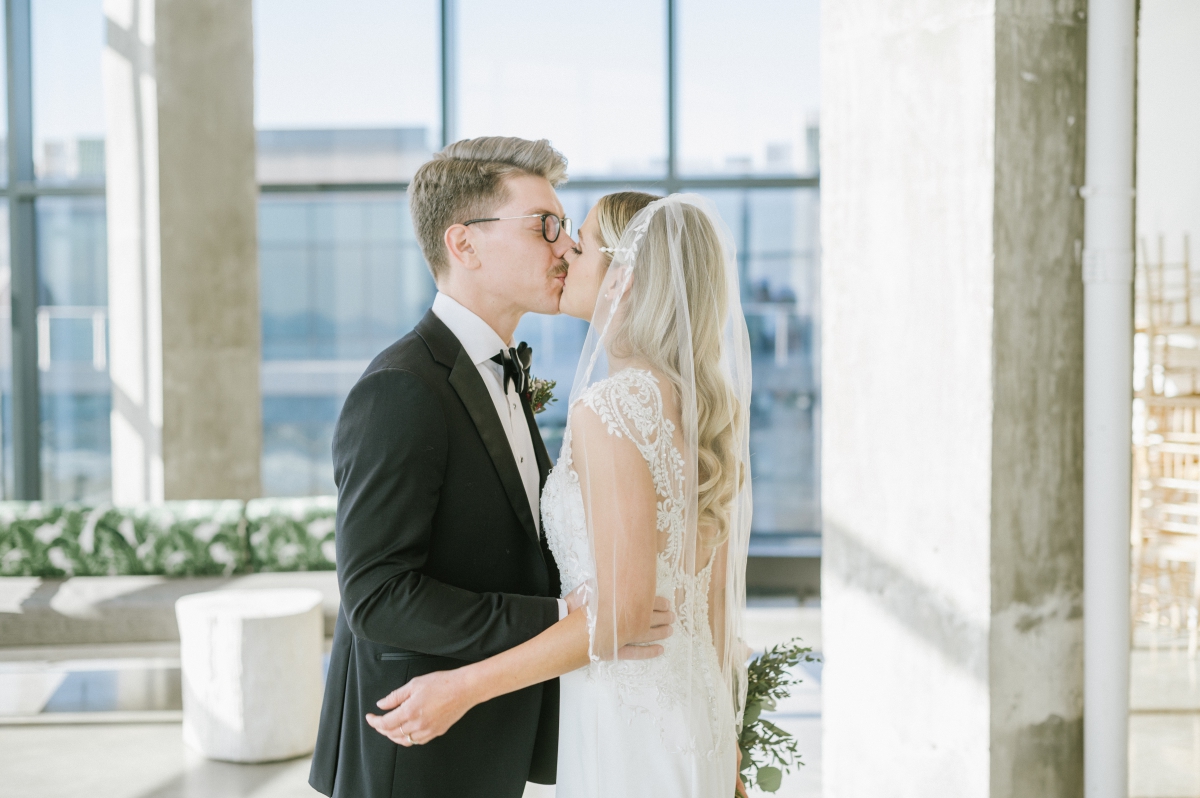 The-Wave-Resort-Bride-and-Groom-First-Kiss