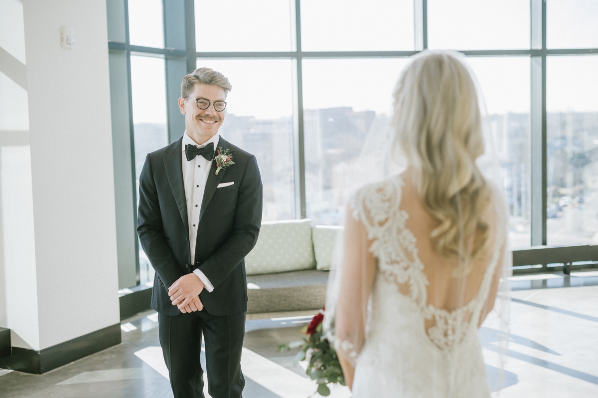 The-Wave-Resort-Groom-Meets-Bride-for-the-First-Time
