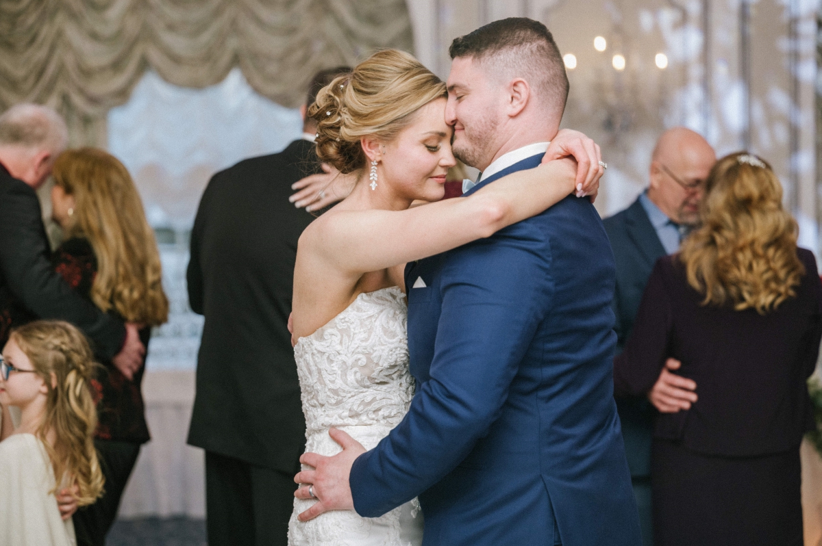 The-Meadow-Wood-Manor-wedding-first-dance