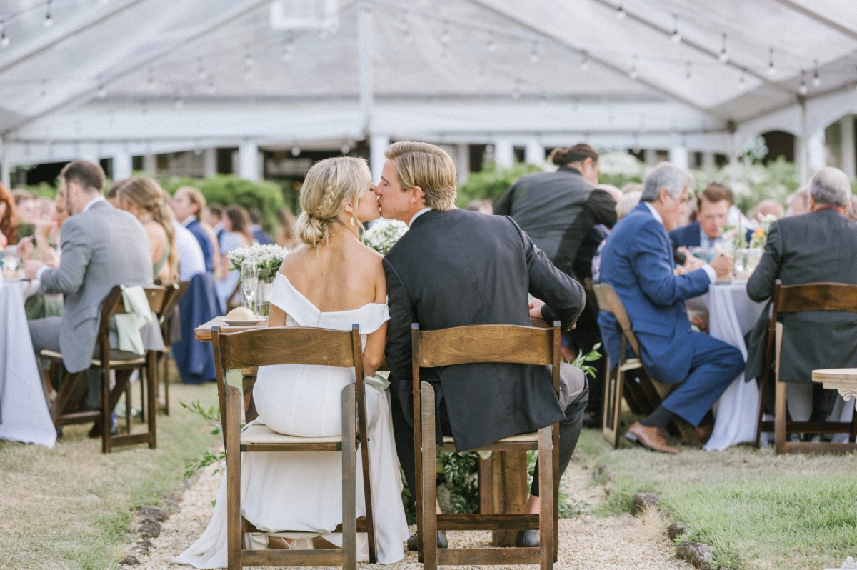 Summerfield-Farms-wedding-first-kiss
