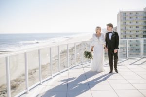 The-Wave-Resort-Bride-and-Groom-on-the-Rooftop